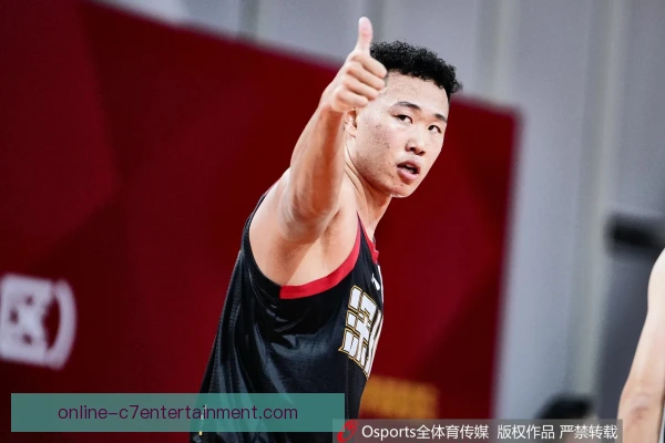 深圳男篮马赛回旋过人，晃开防守轻松上篮得分
